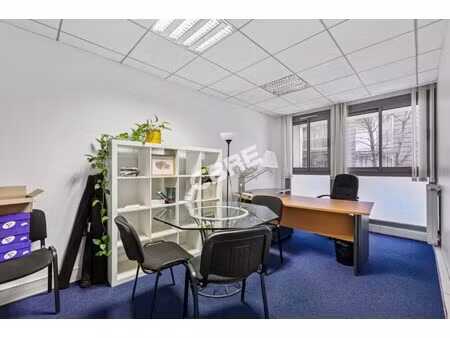 location local professionnel 297m²