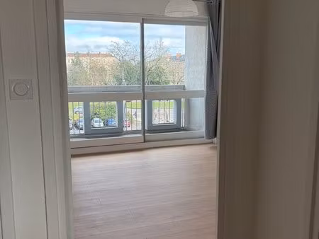 f3 refait à neuf  avec balcon  proche gare