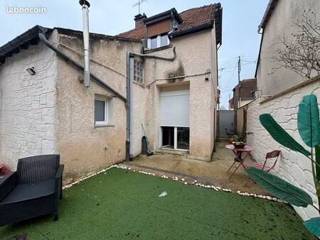 maison 2 chs avec cour petit st jean en eclusivite