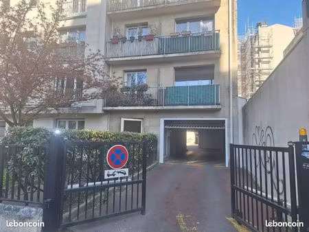 large emplacement de parking au 6 rue auger à pantin (93500)