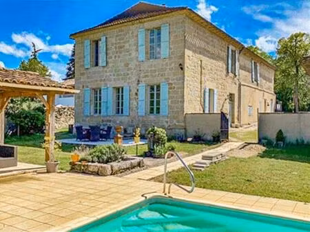 une propriété de village importante et de caractère avec piscine  offrant un potentiel...