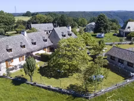 ensemble de 4 maisons / gîtes authentiques à proximité du lac d'enchanet dans le cantal |.