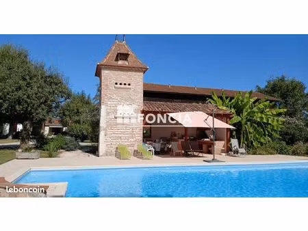 a voir absolument - maison en pierre avec gîte dans un très beau parc arboré avec piscine