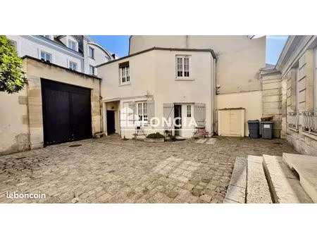 petite maison de ville en plein centre de saint germain en laye  très calme
