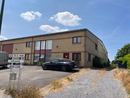 bâtiment de stockage et de bureaux à louer