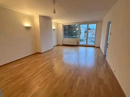 appartement lumineux offrant un cadre de vie confortable.