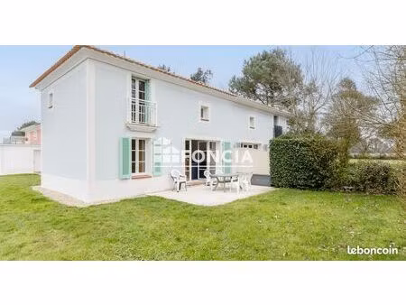 résidence avec piscine et tennis