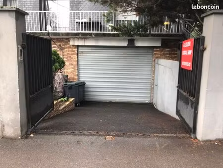 gagny 50m² local sécurisé stockage atelier entrepôt dépôt avec bureau et salle de bain