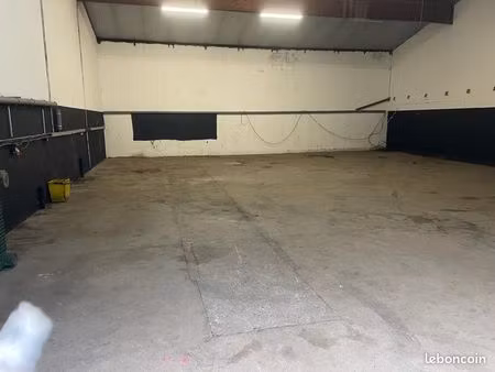 entrepôt a loué
