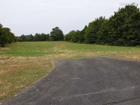 très beau terrain dans un village aéronautique réservé aux pilotes