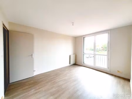 t3 de 55 m² - refait à neuf – séjour avec balcon