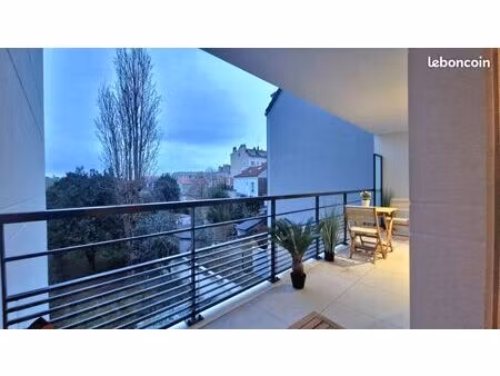 3 pièces meublé – gare à 200 m – balcon + parking ◊