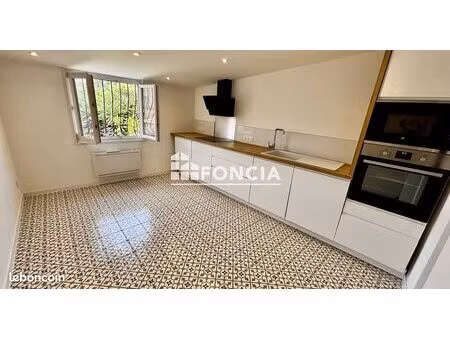 six fours proche centre au calme