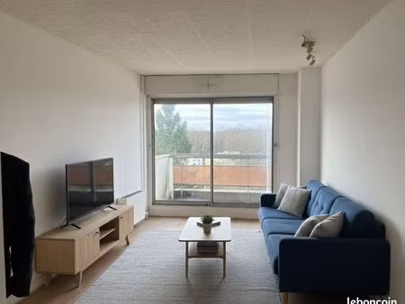 t2 lumineux avec balcon