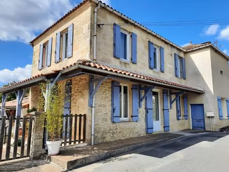 maison de bourg rénovée de 218 m2 avec petit jardin