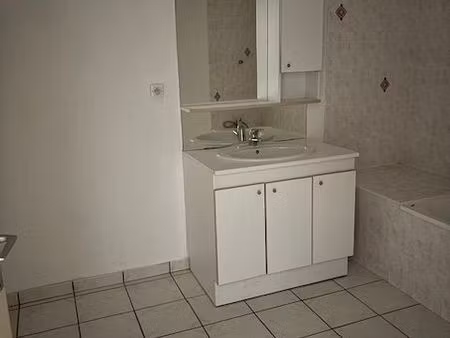 t2 50 m2 hypercentre montrond les bains