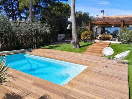 à deux pas de la corniche  villa t7 de 168 m2 sur un terrain plat et arboré de 1 000 m2...