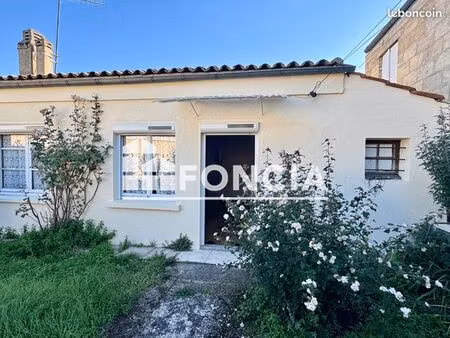 à vendre – maison de plain-pied en pierre avec jardin et stationnement