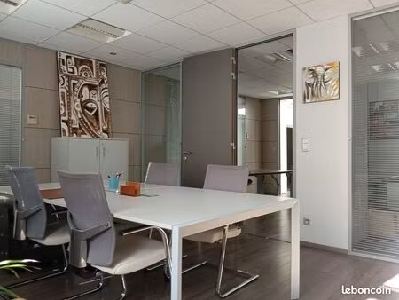2 bureaux attenants  équipés et lumineux de 20 et 17m2  chauffés et climatisés  situés à l