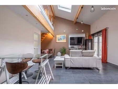 maison d'environ 100 m2 avec 3 chambres un jardin de 135m2 et une dépendance