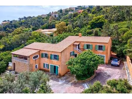 saint-raphaël – anthéor : propriété avec piscine et vue mer  divisée en 4 appartements