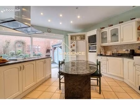 maison 8 pièces 335 m²