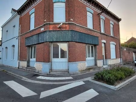 local de commerce ou bureaux en angle de rue de 45 m2