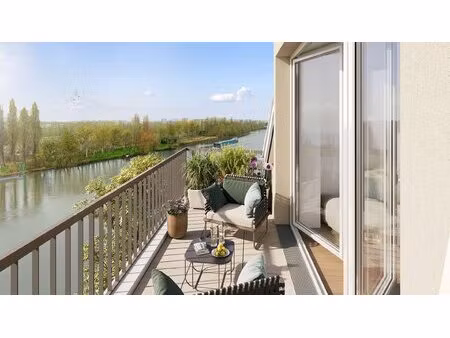 une résidence élégante face aux bords de seine
