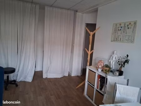 bureau dans cabinet à partager