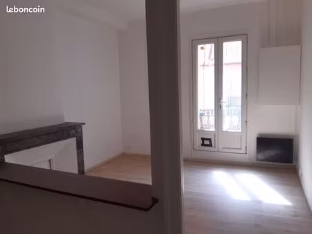 f2 refait à neuf à sète  centre-ville  vue sur canal