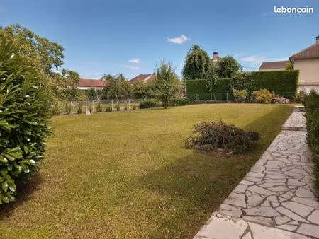 pavillon familial dessiné et construit par un architecte local