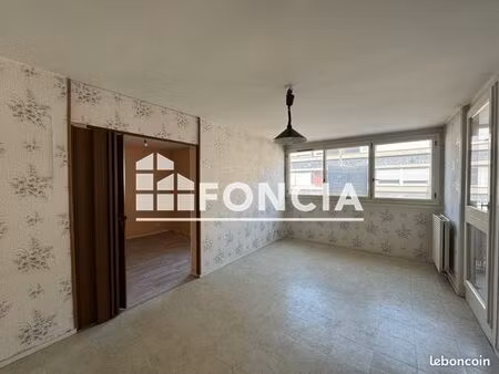 t3 avec terrasse / parking / cave