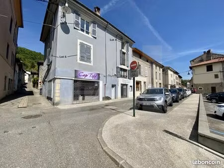 local commercial à louer en plein centre-ville de tullins