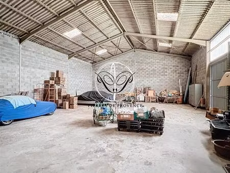 cabannes  centre village  entrepot de 200 m2 en zone constructible sur terrain de 785 m2