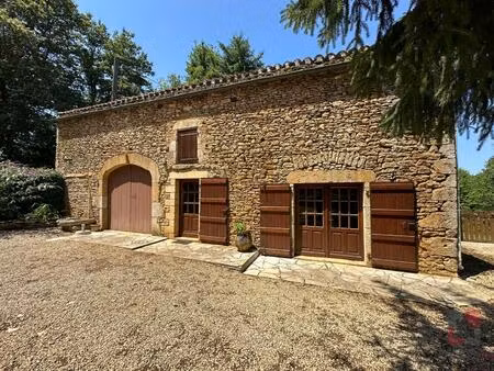 ensemble immobilier en pierre avec vue dominante