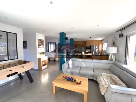 maison moderne avec piscine hors sol