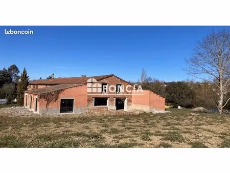 situé sur un domaine avec son golf propriété offrant 370m2 vendu avec son permis de constr