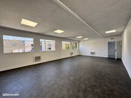 bureaux 74 m²