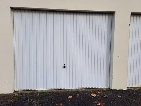garage fermé à louer 16 m2