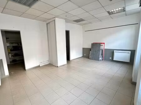 local commercial rue saint martin avec vitrine