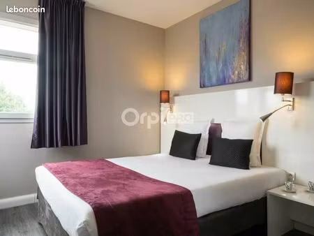 hôtel restaurant 2 400 m²