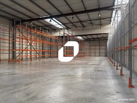 local logistique 4 886 m²
