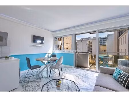 promenade des anglais  grand studio avec alcove couchage sur beau balcon et vue mer
