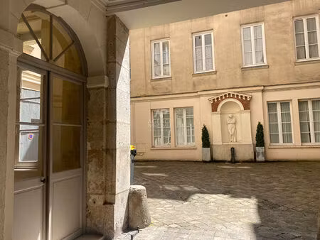 'versailles notre dame' emplacement de 1er ordre place hoche loue box fermé !