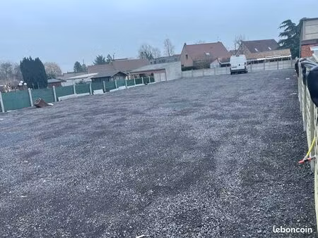 loue terrain plat en gravillons 800m2