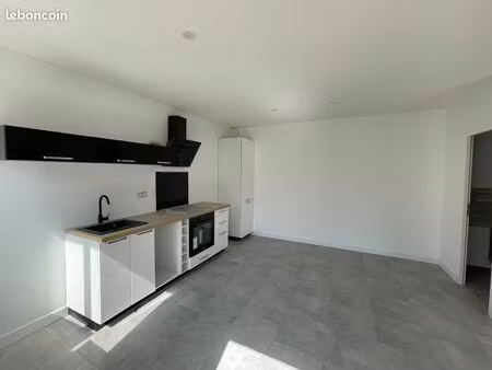 loue appartement rez de chaussée de 48m2 refait à neuf en 2022 avec petit jardin clôturé