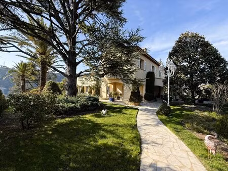 maison de 476m2 avec piscine et terrain paysagé de 2000m2