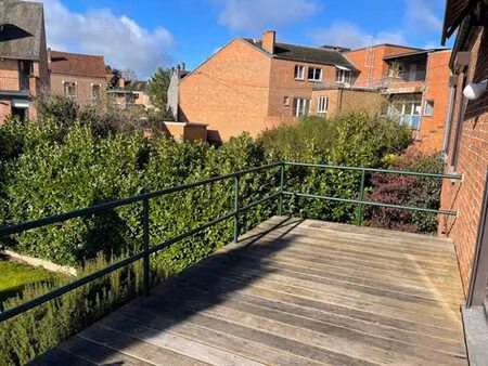 spacieux appartement en duplex avec 2 chambres et jardin.