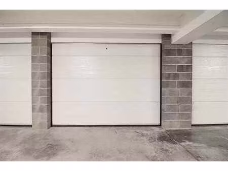 vaste garage couvert avec vidéo surveillance. libre de suite