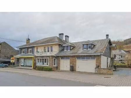 immeuble comprenant un gîte  un appartement + deux garages !